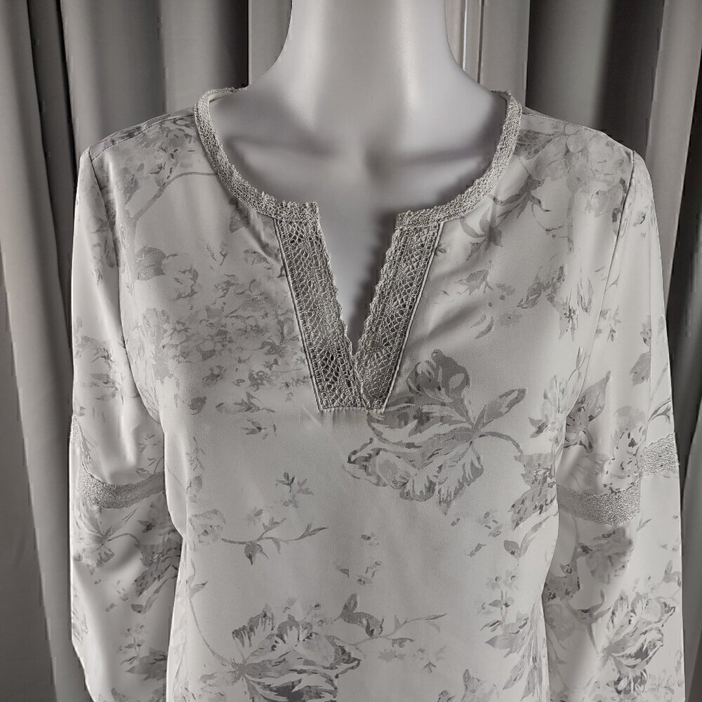 Chico's Women's White, Gray Cotton Blend Pullover Shirt Size 0 = (US Size 4) - Picture 2 of 13